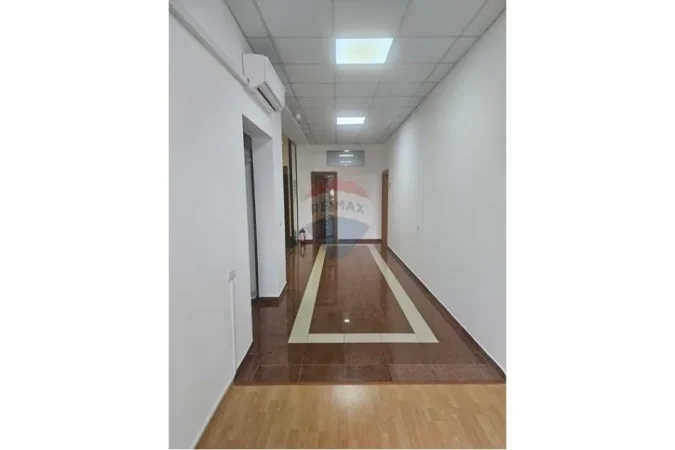 Tirane, jepet me qera zyre Kati 3, 275 m² 6.000 € (Blloku)