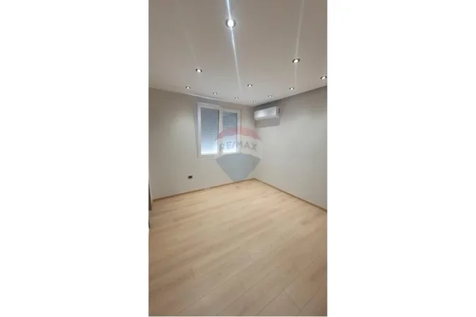 Tirane, jepet me qera zyre Kati 3, 54 m² 500 € (Sheshi Wilson , prane Posta 8)