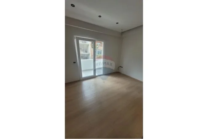 Tirane, jepet me qera zyre Kati 3, 54 m² 500 € (Sheshi Wilson , prane Posta 8)