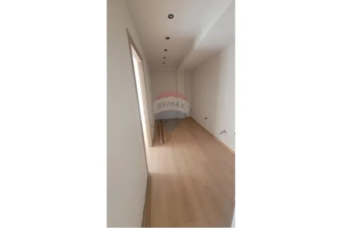 Tirane, jepet me qera zyre Kati 3, 54 m² 500 € (Sheshi Wilson , prane Posta 8)