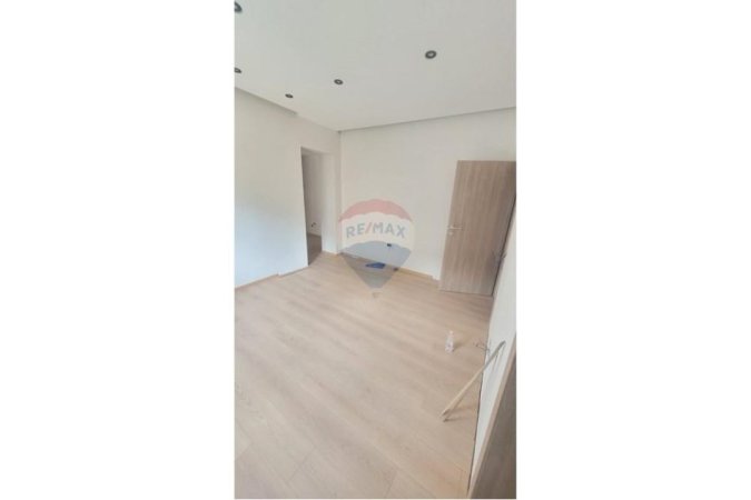Tirane, jepet me qera zyre Kati 3, 54 m² 500 € (Sheshi Wilson , prane Posta 8)