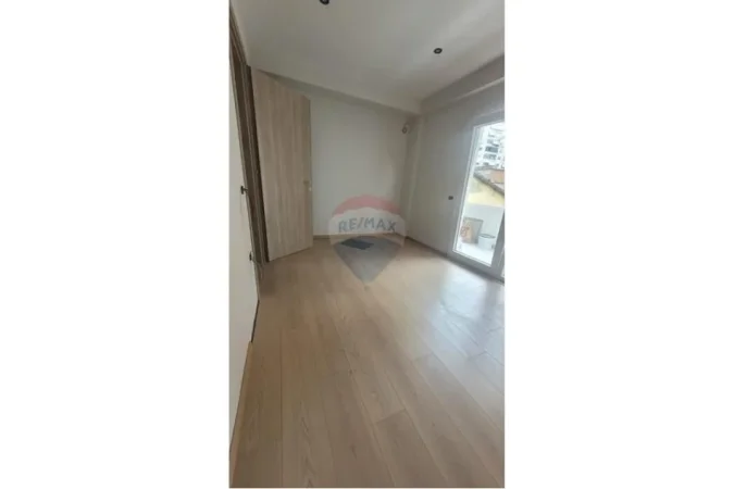 Tirane, jepet me qera zyre Kati 3, 54 m² 500 € (Sheshi Wilson , prane Posta 8)