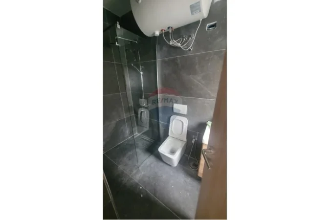 Tirane, jepet me qera zyre Kati 3, 54 m² 500 € (Sheshi Wilson , prane Posta 8)