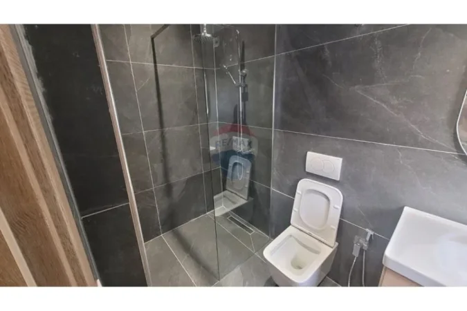 Tirane, jepet me qera zyre Kati 3, 54 m² 500 € (Sheshi Wilson , prane Posta 8)