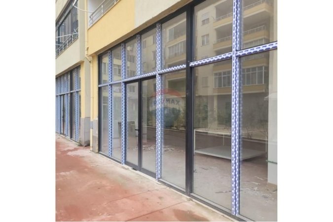 Tirane, jepet me qera dyqan Kati 0, 330 m² 3.000 € (Prane Vila L)