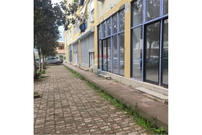 Tirane, jepet me qera dyqan Kati 0, 330 m² 3.000 € (Prane Vila L)