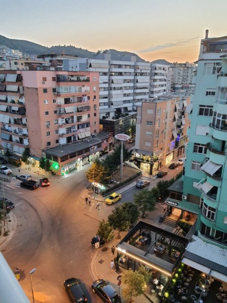 Tirane, jepet me qera apartament 1+1+Aneks+Ballkon Kati 8, 65 m² 550 €