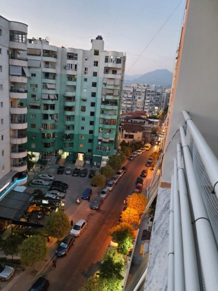 Tirane, jepet me qera apartament 1+1+Aneks+Ballkon Kati 8, 65 m² 550 €