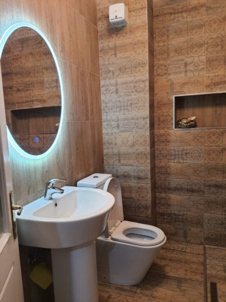 Tirane, jepet me qera apartament 1+1+Aneks+Ballkon Kati 8, 65 m² 550 €