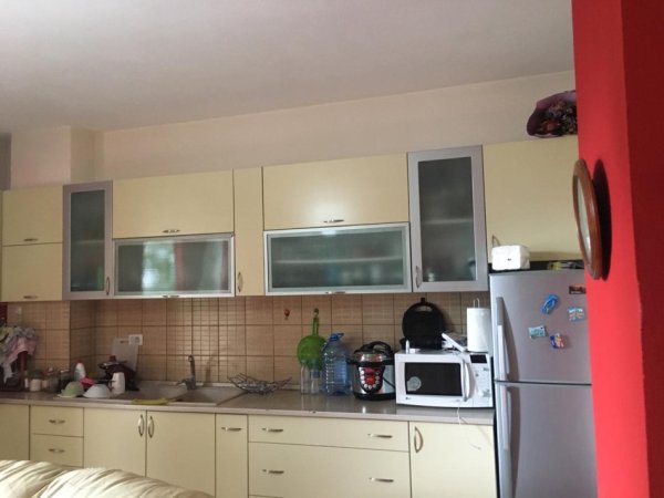 Tirane, jepet me qera apartament 2+1+Ballkon Kati 4, 96 m² 350 € (ne rrugen 3 Deshmoret ne Yzberisht Tirane.)