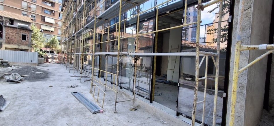 Tirane, shitet dyqan Kati 0, 84 m² 590.000 € (RRUGA E DIBRES)