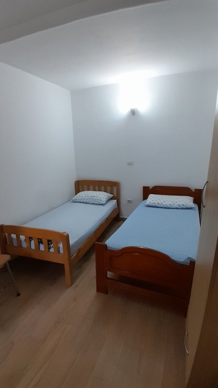 Tirane, jepet me qera shtepi 2+1+Aneks+Ballkon Kati 1, 120 m² 550 € (Liceu Artistik, Rr. Elbasanit)