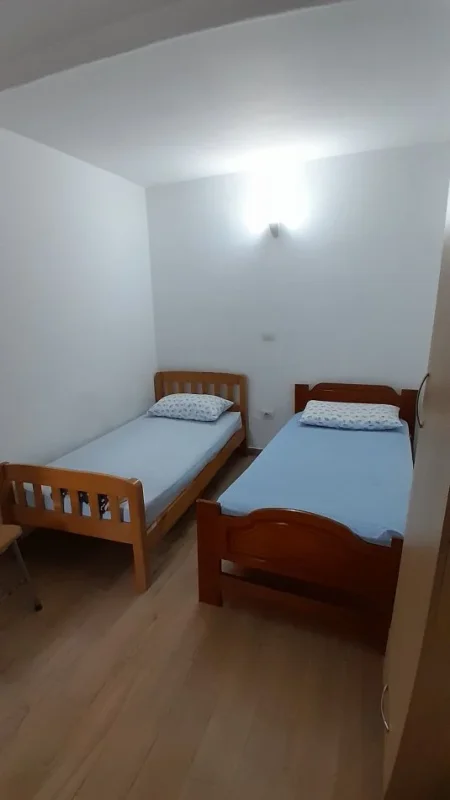 Tirane, jepet me qera shtepi 2+1+Aneks+Ballkon Kati 1, 120 m² 550 € (Liceu Artistik, Rr. Elbasanit)