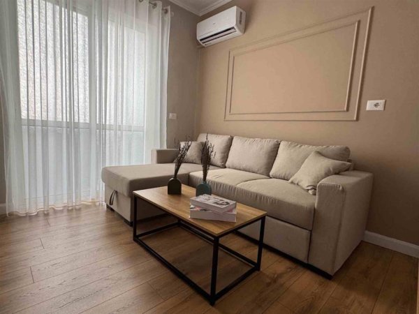Tirane, jepet me qera apartament 2+1+Ballkon Kati 2, 80 m² 1.000 € (QENDER)