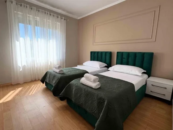 Tirane, jepet me qera apartament 2+1+Ballkon Kati 2, 80 m² 1.000 € (QENDER)