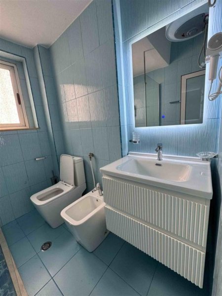 Tirane, jepet me qera apartament 2+1+Ballkon Kati 2, 80 m² 1.000 € (QENDER)