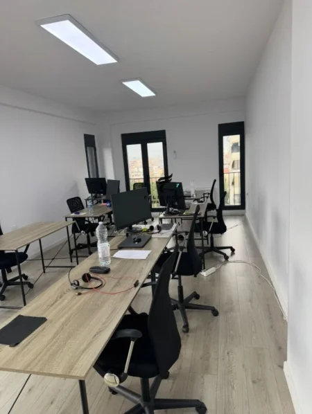 Tirane, jepet me qera zyre Kati 7, 67 m² 900 € (RRUGA E ELBASANIT)