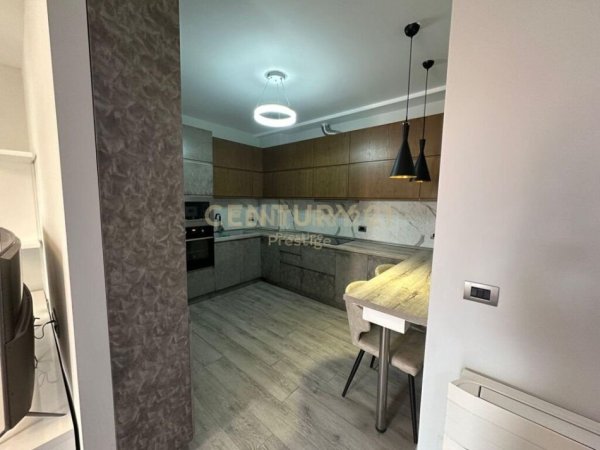 Tirane, jepet me qera apartament 2+1 Kati 2, 120 m² 950 € (Rruga e Elbasanit)