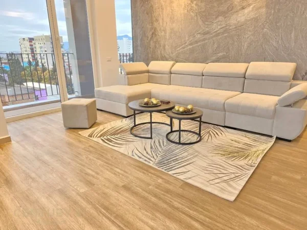 Pazari Ri jepet me qera apartament 2+1+2