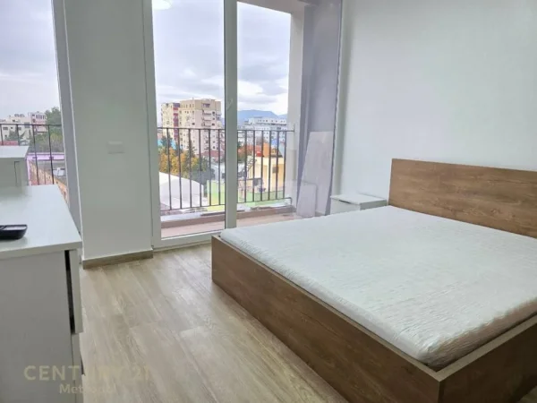 Pazari Ri jepet me qera apartament 2+1+2