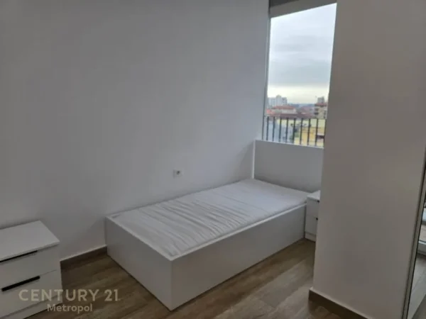 Pazari Ri jepet me qera apartament 2+1+2