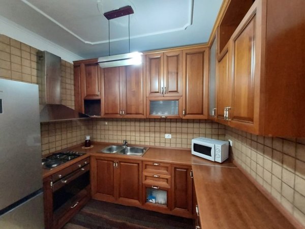 Tirane, jepet me qera apartament 1+1+Ballkon Kati 2, 60 m² 550 € (Rruga e Kavajes)
