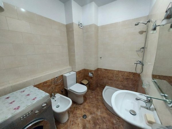 Tirane, jepet me qera apartament 1+1+Ballkon Kati 2, 60 m² 550 € (Rruga e Kavajes)