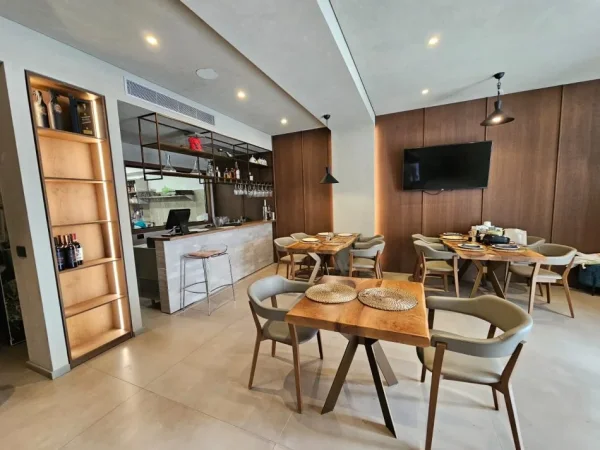 Tirane, jepet me qera bar-resorant Kati 0, 110 m² 1.700 € (Kodra e Diellit)