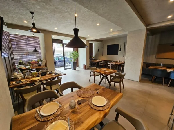 Tirane, jepet me qera bar-resorant Kati 0, 110 m² 1.700 € (Kodra e Diellit)