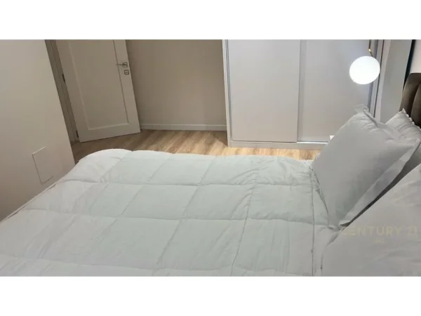 Tirane, jepet me qera apartament 2+1 Kati 1, 93 m² 1.000 € (Qender)