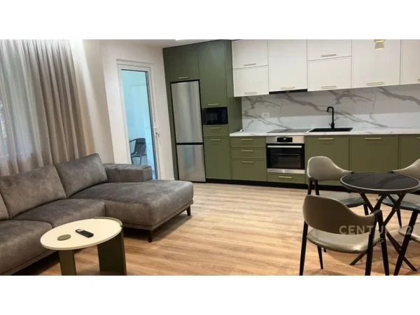 Tirane, jepet me qera apartament 2+1 Kati 1, 93 m² 1.000 € (Qender)