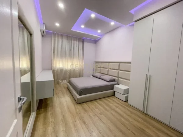 Tirane, jepet me qera apartament 2+1 Kati 2, 130 m² 1.000 € (Pazari Ri)