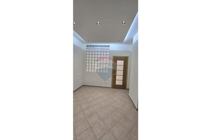Tirane, jepet me qera ambjent biznesi Kati 2, 59 m² 590 € (prane Lion Park)