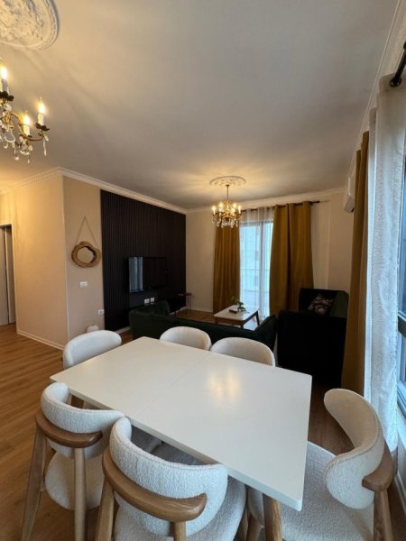 Tirane, jepet me qera apartament 2+1+Ballkon Kati 3, 109 m² 750 € (XHANFIZE KEKO)