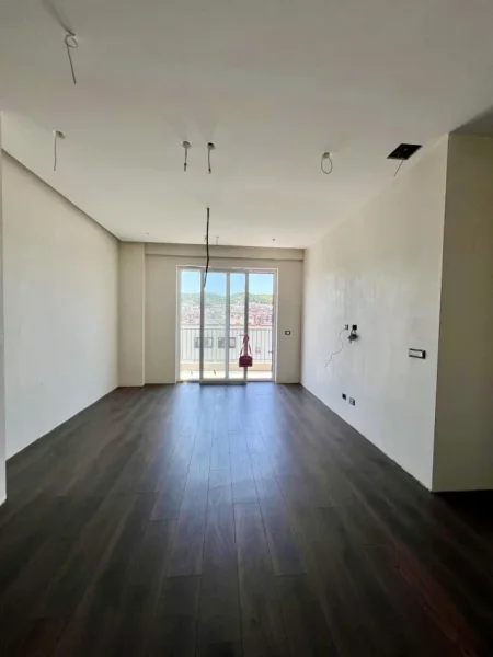Tirane, jepet me qera apartament 2+1+Ballkon Kati 9, 95 m² 1.000 € (Rruga “Andon Lufi”)
