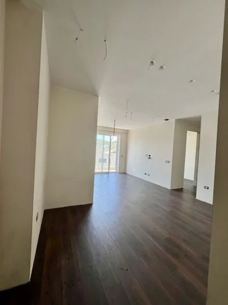 Tirane, jepet me qera apartament 2+1+Ballkon Kati 9, 95 m² 1.000 € (Rruga “Andon Lufi”)