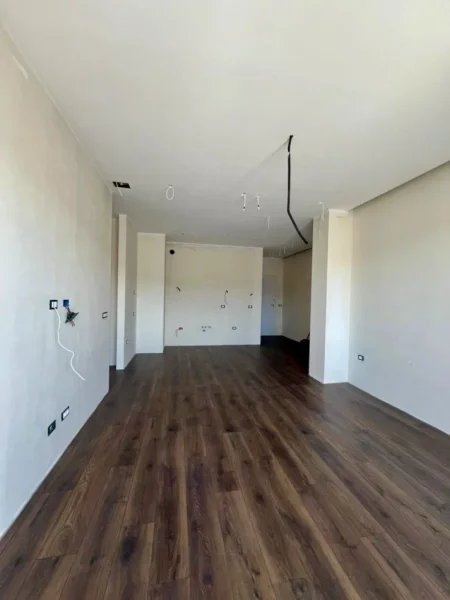 Tirane, jepet me qera apartament 2+1+Ballkon Kati 9, 95 m² 1.000 € (Rruga “Andon Lufi”)