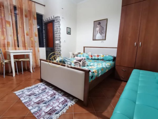 Tirane, jepet me qera apartament 1+1 Kati 1, 380 € (Gjon Mili)