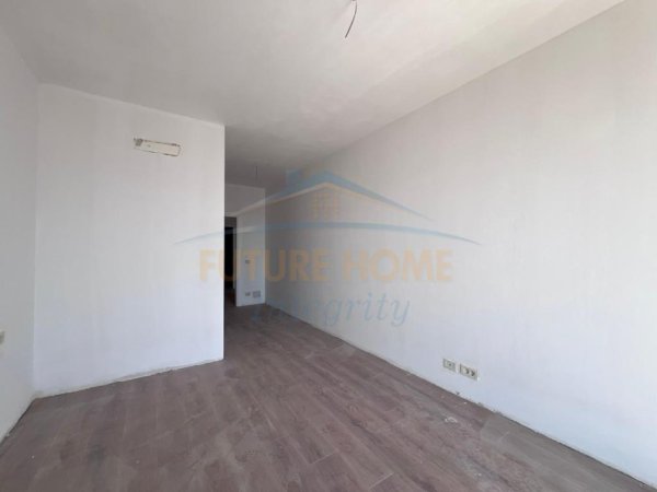 Tirane, shitet apartament 3+1 Kati 10, 152.000 m² 334.400 €