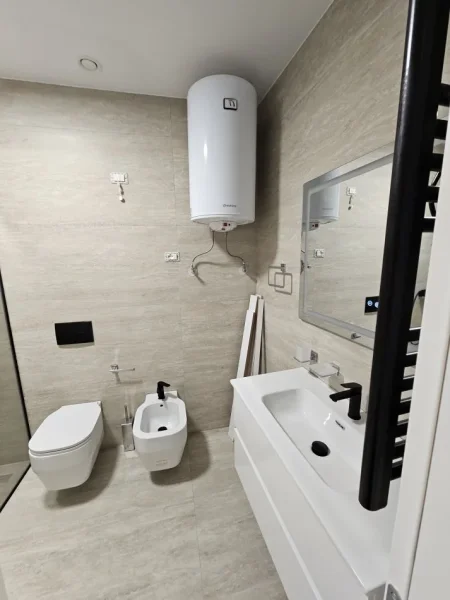 Tirane, jepet me qera apartament 2+1 Kati 10, 128 m² 2.000 € (Lake View)