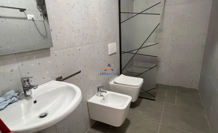 Tirane, jepet me qera apartament 2+1+Ballkon Kati 10, 110 m² 800 € (TE BULEVARDI I RI,RRUGA JORDAN MISJA)