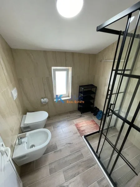 Tirane, jap me qera apartament+verande | Penthouse 1+1+Ballkon Kati 2, 90 m² 600 € (Farke)