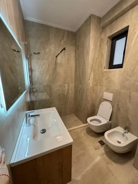 Tirane, jepet me qera apartament 2+1 Kati 4, 109 m² 750 € 