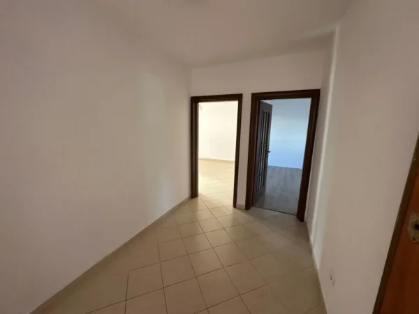 Tirane, shes apartament 1+1 Kati 4, 65 m² 102.000 € (Ilir Xhokaxhi Shkolla e Bashkuar)