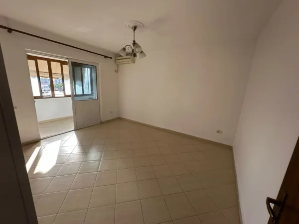 Tirane, shes apartament 1+1 Kati 4, 65 m² 102.000 € (Ilir Xhokaxhi Shkolla e Bashkuar)