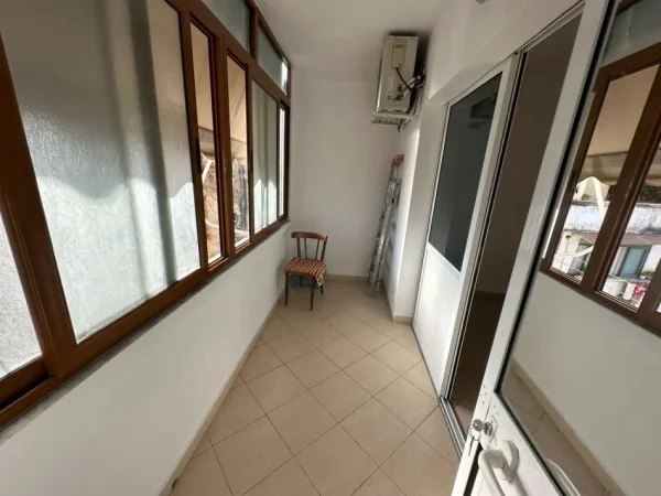 Tirane, shes apartament 1+1 Kati 4, 65 m² 102.000 € (Ilir Xhokaxhi Shkolla e Bashkuar)