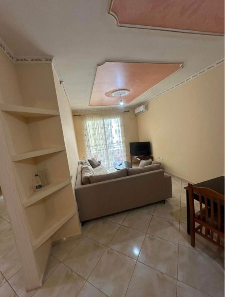 Tirane, jepet me qera apartament 2+1+Ballkon Kati 4, 100 m² 400 € (yzberisht)