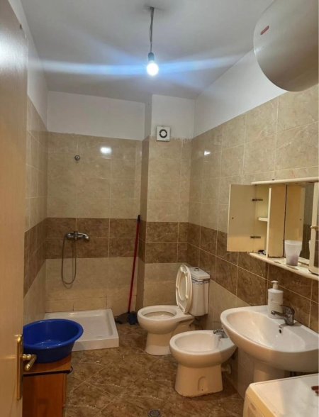 Tirane, jepet me qera apartament 2+1+Ballkon Kati 4, 100 m² 400 € (yzberisht)