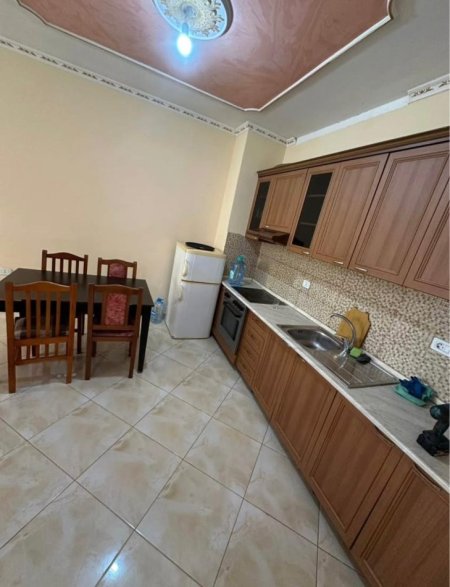 Tirane, jepet me qera apartament 2+1+Ballkon Kati 4, 100 m² 400 € (yzberisht)