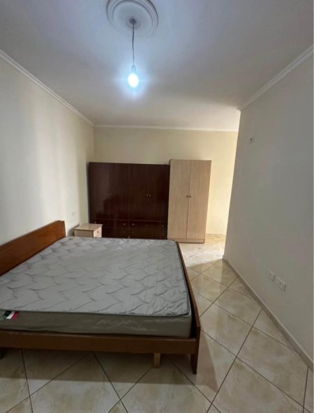 Tirane, jepet me qera apartament 2+1+Ballkon Kati 4, 100 m² 400 € (yzberisht)
